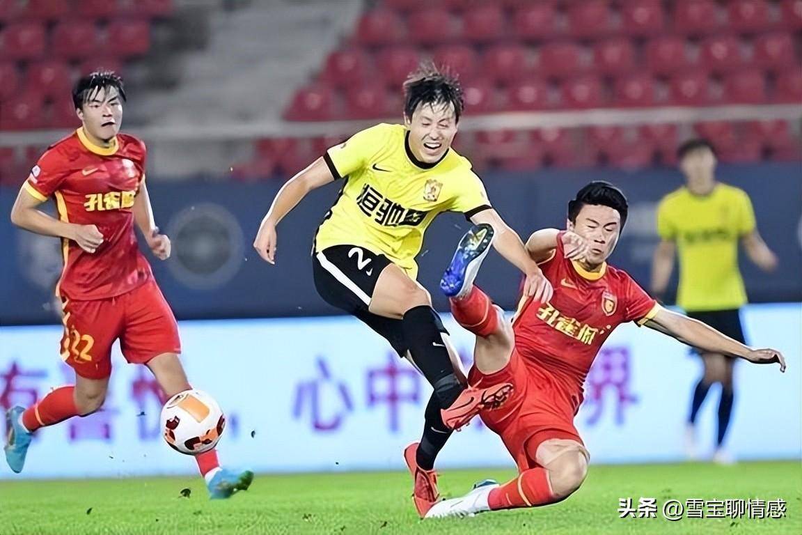 纷争不休的足球比赛，球员拼尽全力搏杀的简单介绍