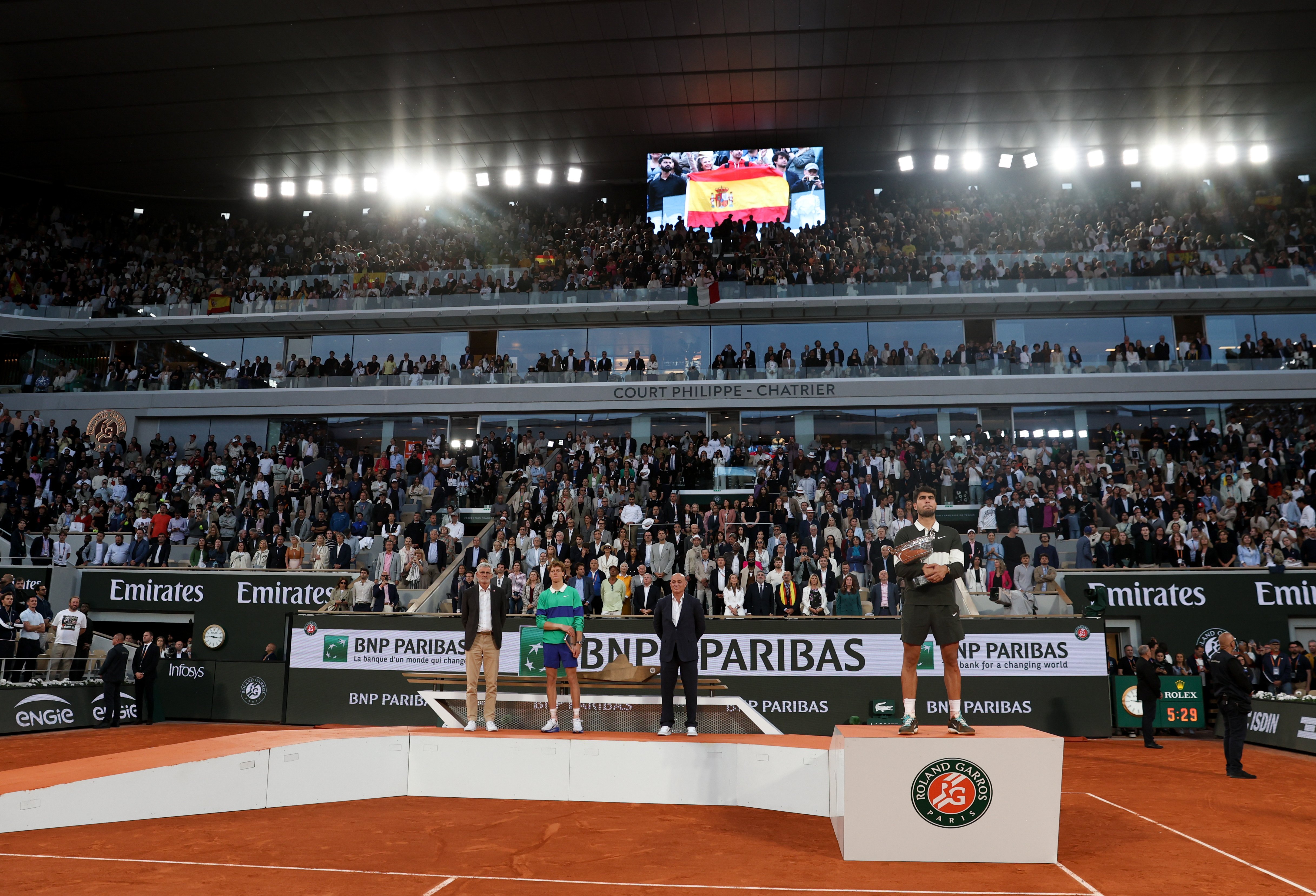 包含德国网球队翻盘澳大利亚网球队，阿尔卡拉斯关键制胜的词条