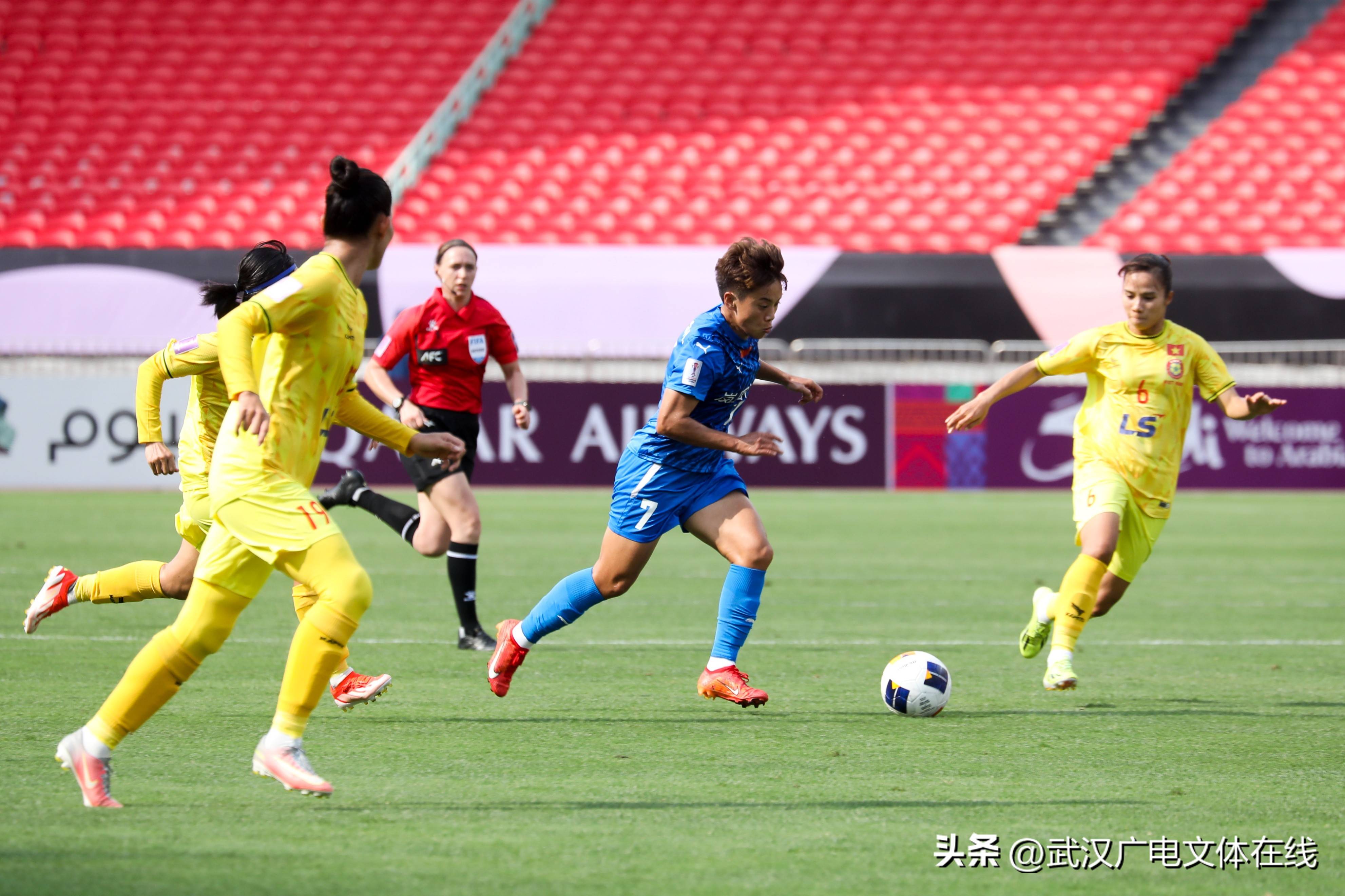 激烈的足球比赛将决定区域性冠军