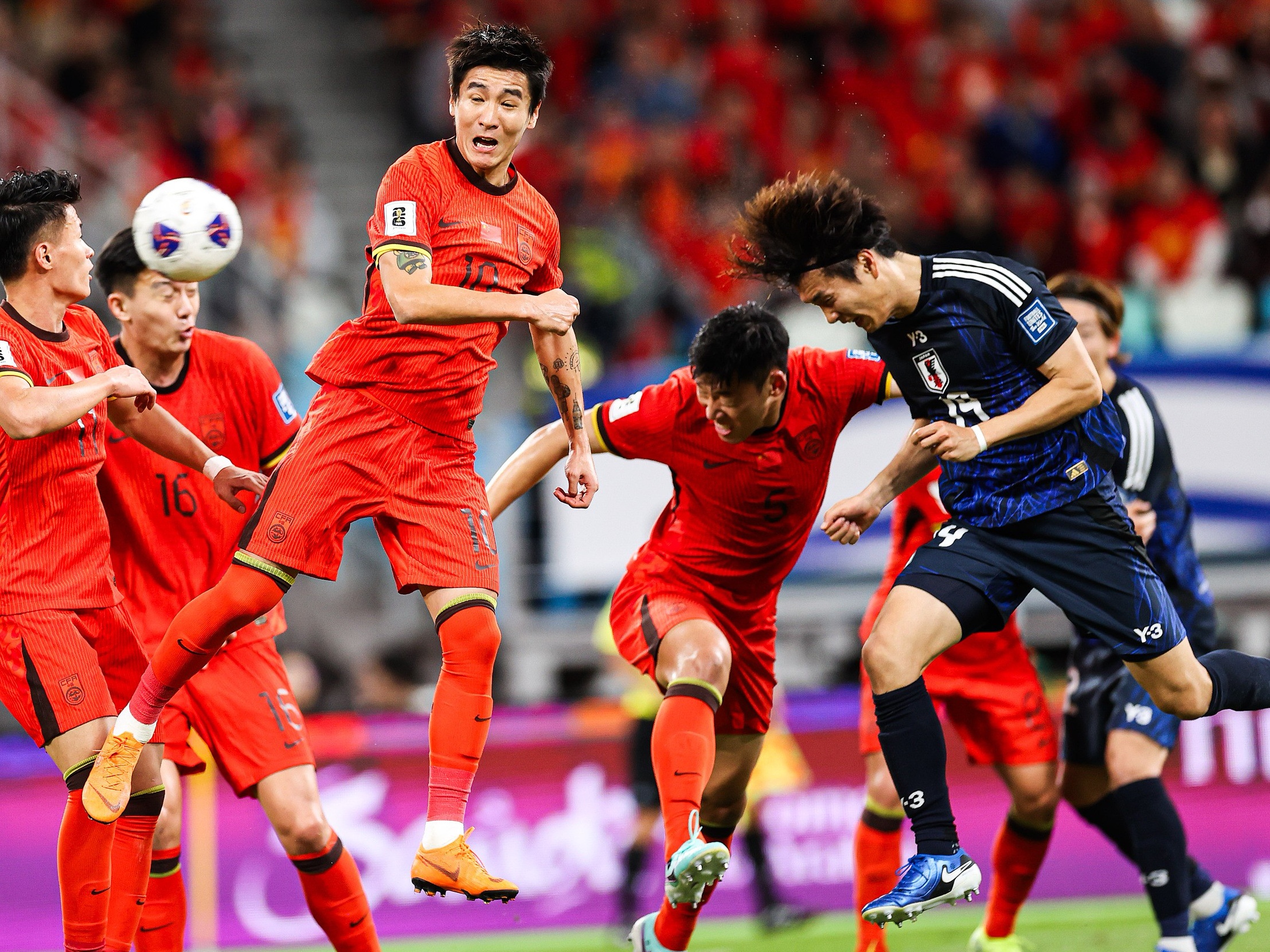 激烈的足球比赛将决定区域性冠军