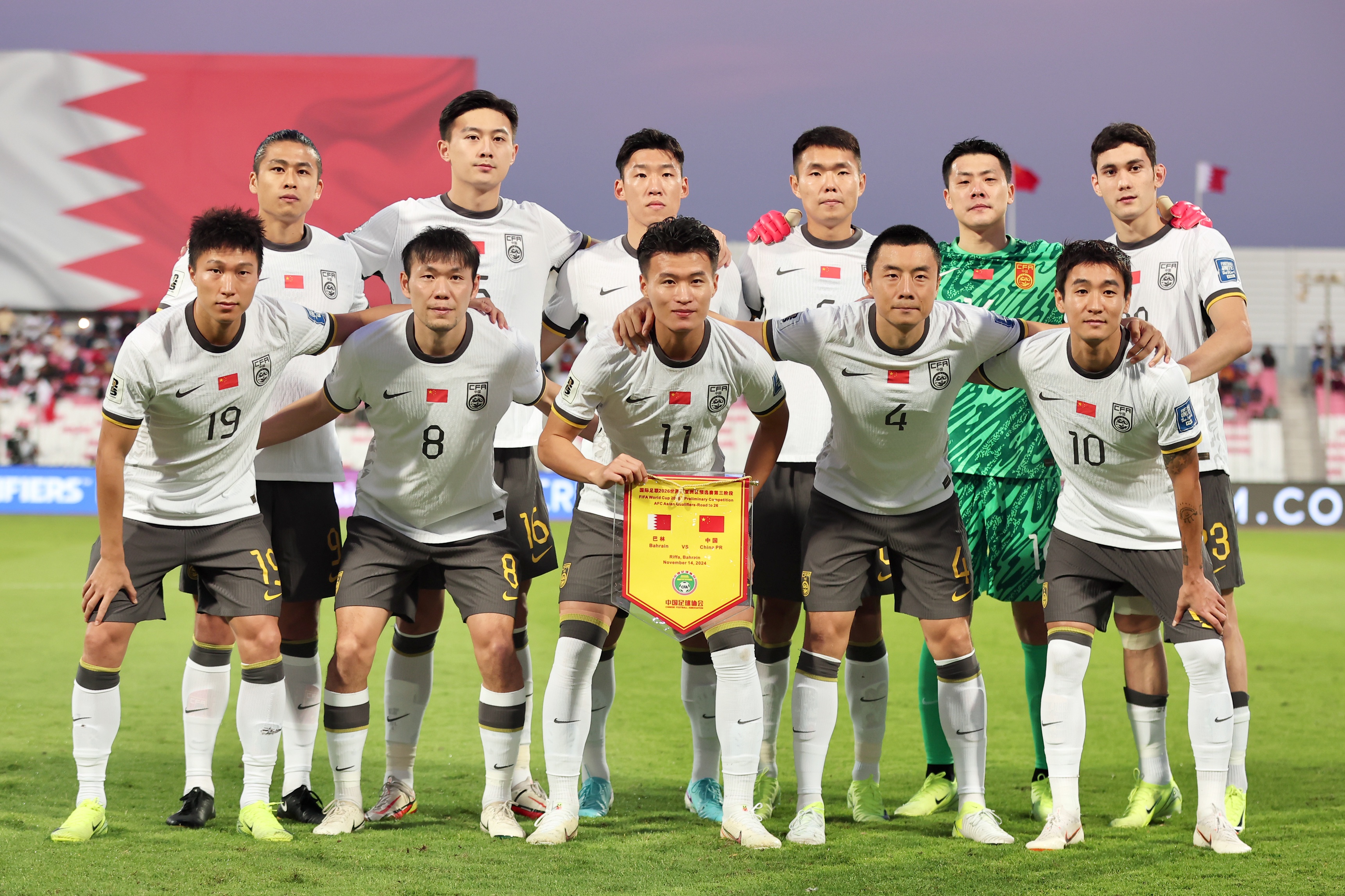 关于顶级中国足球联赛擂响战鼓，球员们拼尽全力争胜的信息