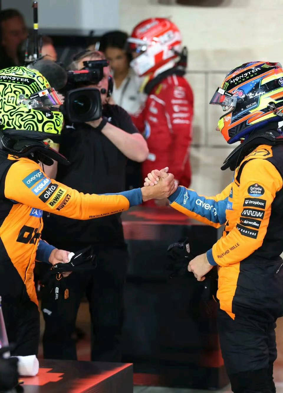 梅赛德斯完胜红牛车队，塞恩斯点燃赛场